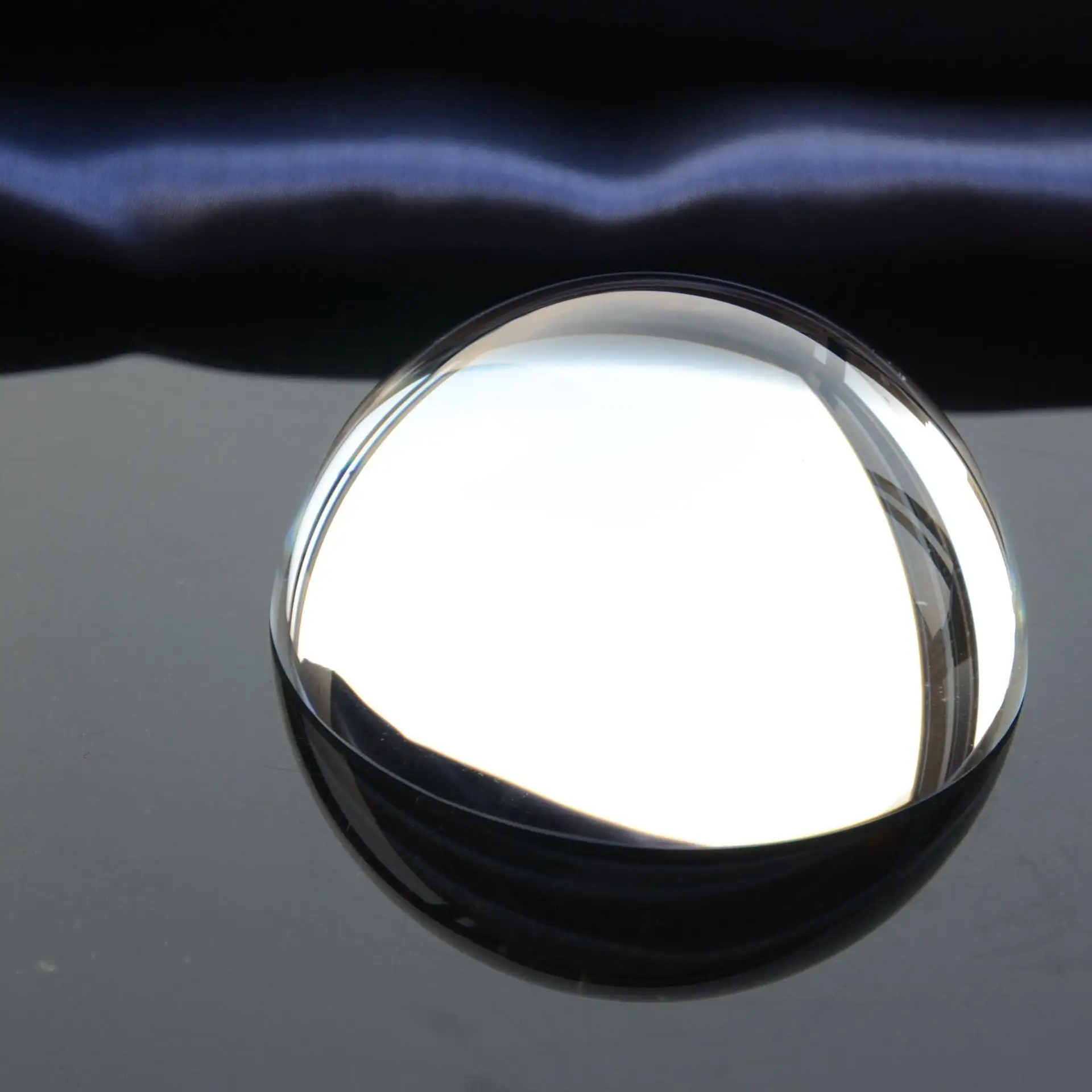 在桌子上没有阴影的玻璃球 其实这个玻璃球也是渲染的
